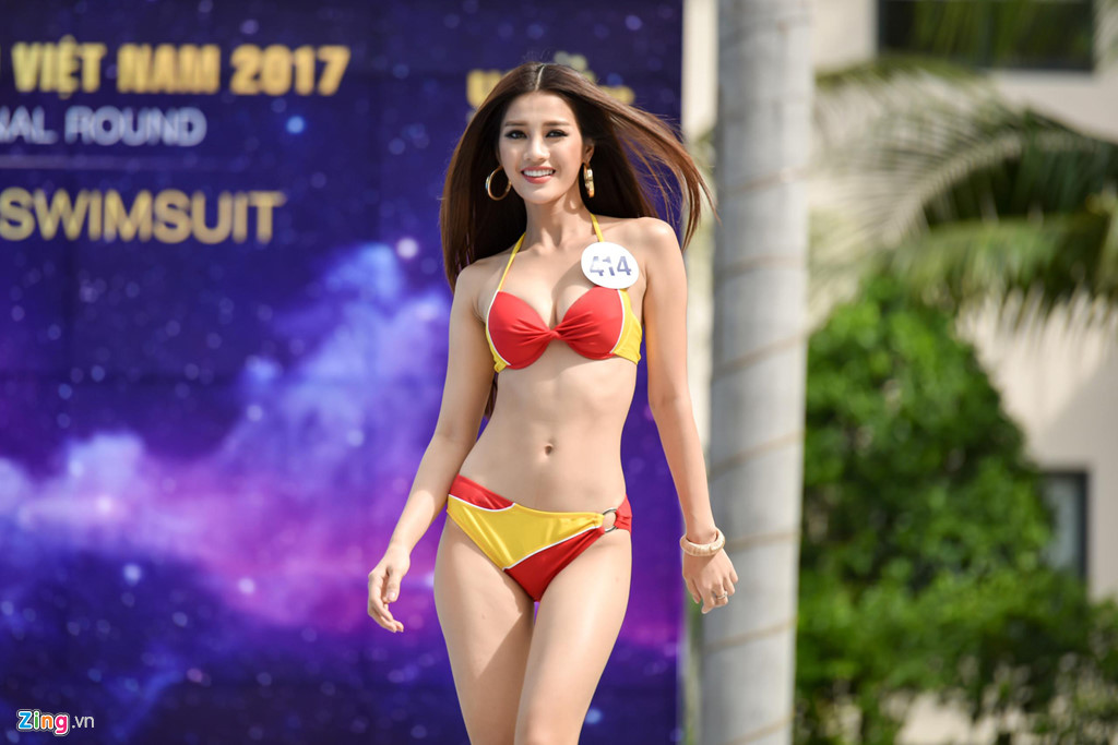 Thí sinh Hoa hậu Hoàn vũ Việt Nam lộ eo ngấn mỡ, đùi to khi thi áo tắm